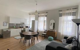 Roomy Apartment Close To Palmovka